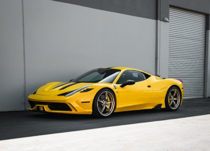 Фотография желтого автомобиля Lamborghini